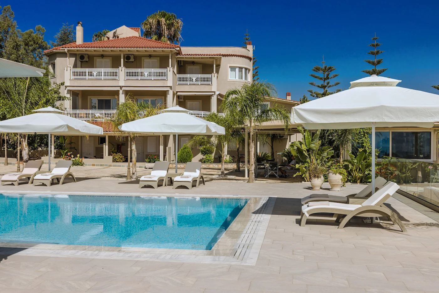 Outdoor dining area – Hidden Gem Estate Kefalonia with alfresco elegance