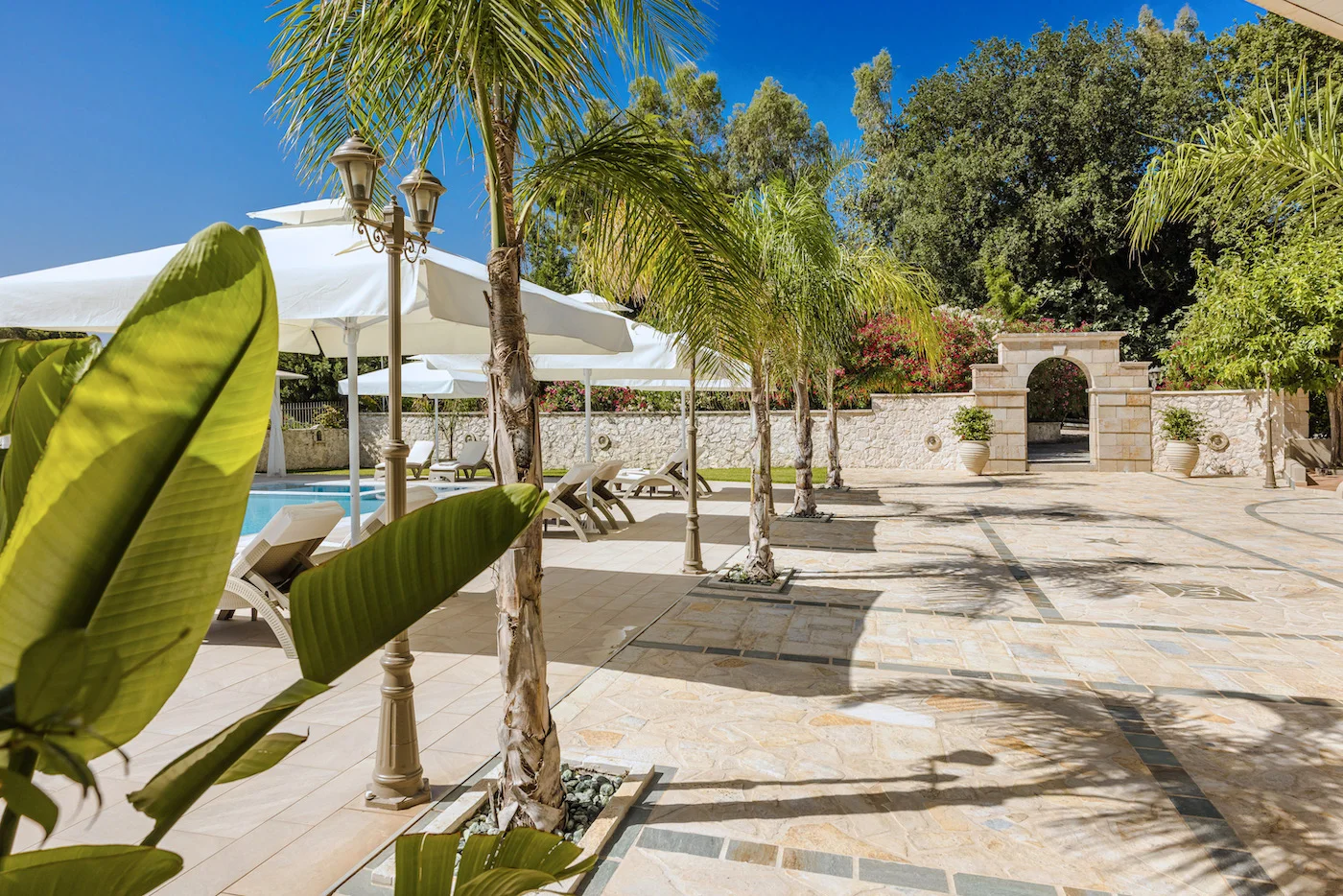 Outdoor dining area – Hidden Gem Estate Kefalonia with alfresco elegance